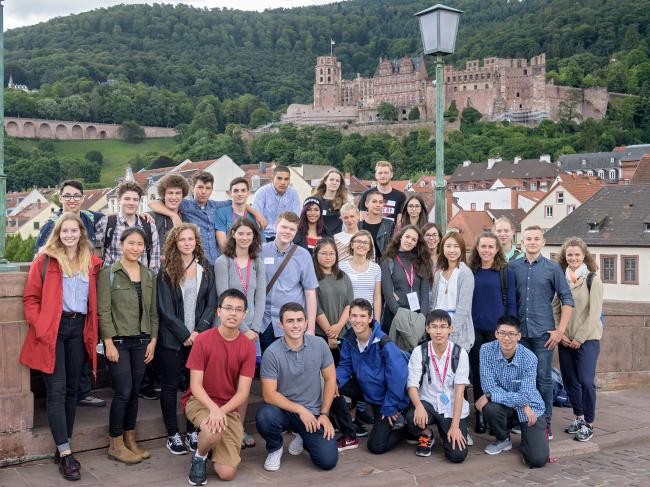 A group of ISH-students in 2017 on the old bridge in Heidelberg. (Photo: Rothe)