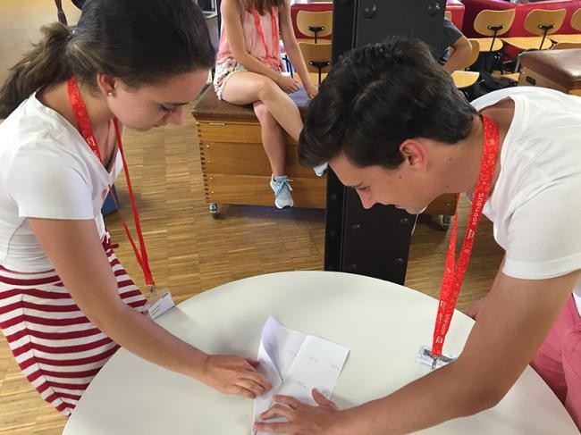 Hier wird gerade ein Papierflieger gebaut (Foto: European Learning Laboratory for the Life Sciences) Hier wird gerade ein Papierflieger gebaut (Foto: European Learning Laboratory for the Life Sciences)