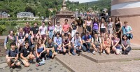 Die Teilnehmenden der 24. International Summer Science School Heidelberg 2019 kamen am ersten Tag zu einem gemeinsamen Foto vor dem Brückenaffen und der Alten Brücke zusammen. (Foto: Rothe)